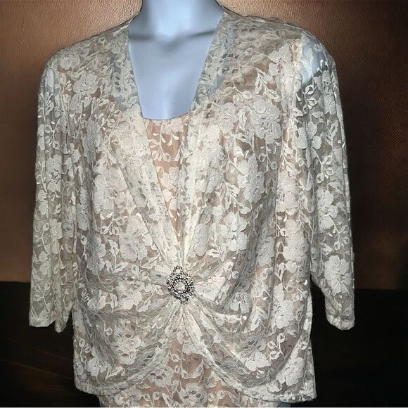 Onyx beautiful elegant cream lace top! - Picture 3 of 11